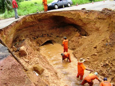 Cratera na BR 425 prejudica acesso a Guajará Mirim