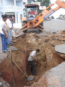 Carros caem em cratera com mais de dois metros em uma das principais vias da cidade