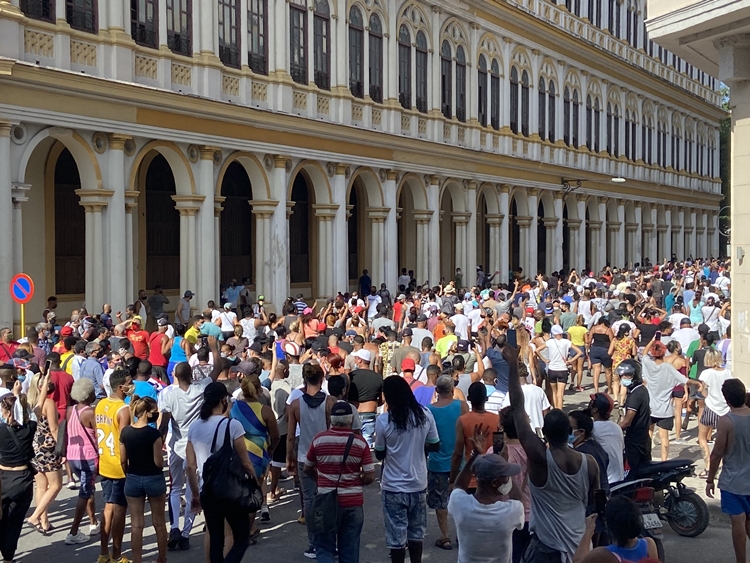 CARÊNCIA: Manifestantes cubanos ocupam as ruas para protestar contra governo