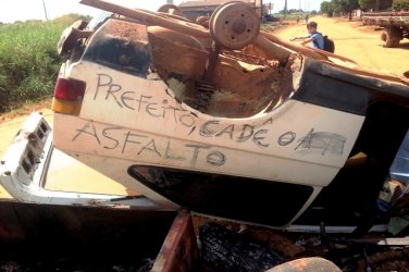 Moradores da zona Leste bloqueiam ruas e paralisam bairros - FOTOS e VÍDEO