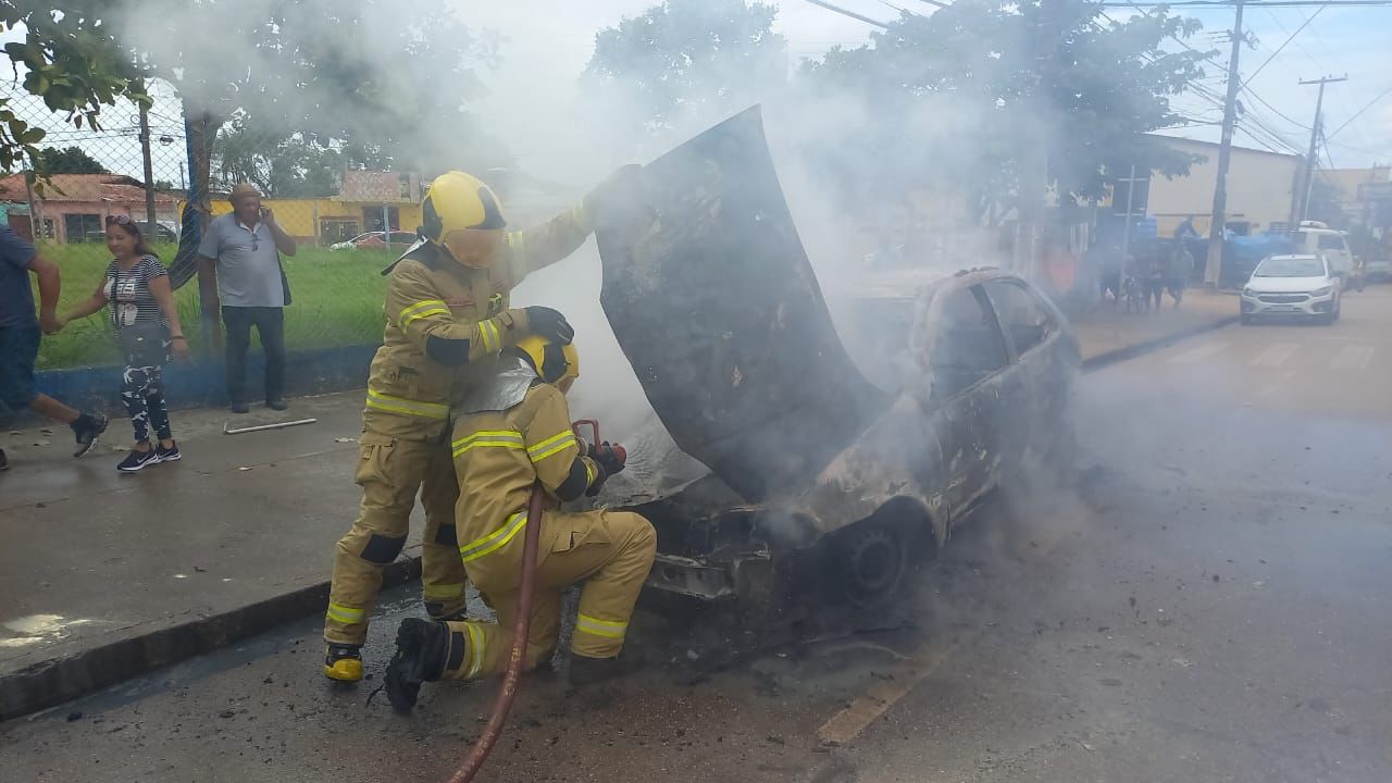 VEJA VÍDEO: Carro pega fogo na Av. Jatuarana; Corpo de Bombeiros foi acionado