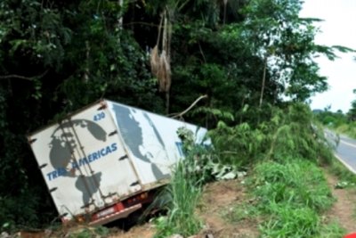 ARIQUEMES – Motorista perde controle de caminhão e cai em matagal