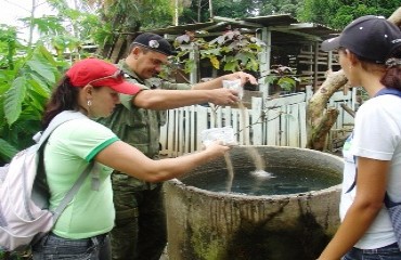 Batalhão da Polícia Ambiental participa de mutirão contra a dengue em Candeias do Jamari