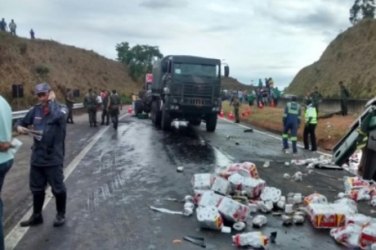 Tombamento de caminhão do Exército mata dois militares e fere 21