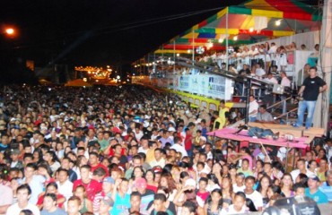 Milhares de pessoas no centro de Porto Velho  comemoram a chegada do ano novo - Confira fotos