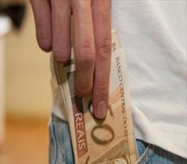 Previsão de salário mínimo em 2018 cai para R$ 969