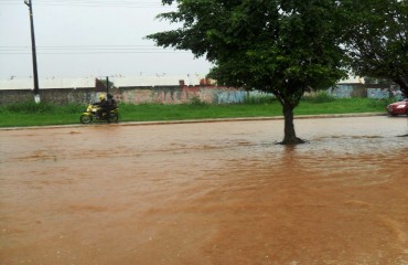 Chuva alaga até canteiro central de avenida na zona Norte da capital - Confira Fotos