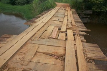 Moradores reclamam de ponte em péssimas condições