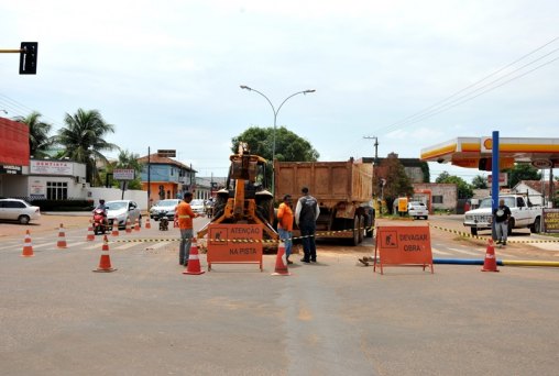 Semáforo da Avenida Calama está sendo substituído por equipamento mais moderno