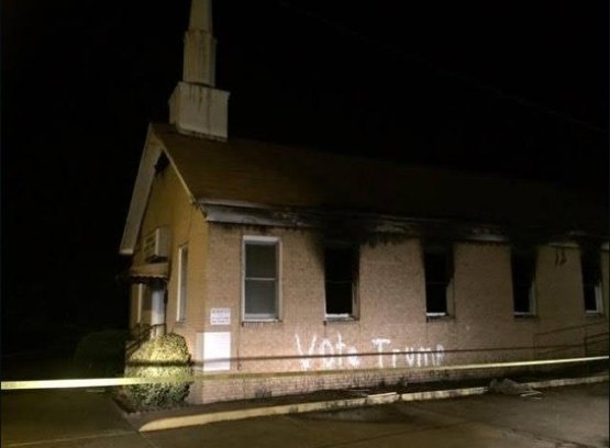 Igreja da comunidade negra é queimada e pichada com slogan de Trump nos EUA