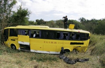 Ônibus cai em ribanceira e deixa 19 feridos na Via Dutra