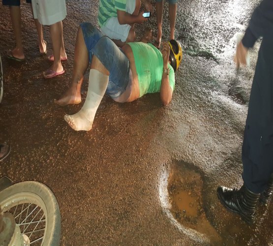 DESVIOU DE UM E CAIU EM OUTRO: Motociclista sofre queda em buraco na capital