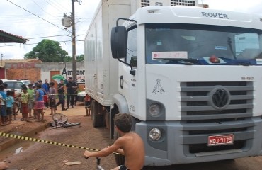 Criança de 12 anos é atropelada por caminhão e tem perna esmagada na zona Leste - Fotos