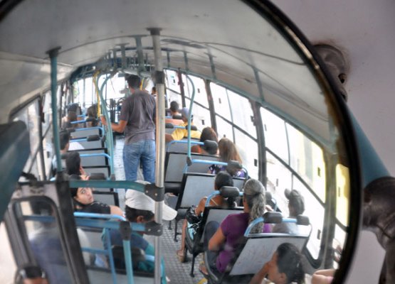 Durante a madrugada, ônibus é saqueado por assaltantes