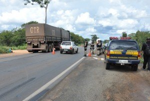 Motorista tenta ultrapassagem e provoca acidente com viatura