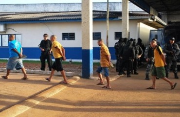 Operação no Urso Branco resulta em apreensões de arma e prisões de agentes penitenciários