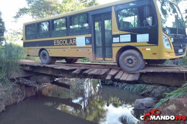 Alunos denunciam descaso da prefeitura sobre ponte quebrada