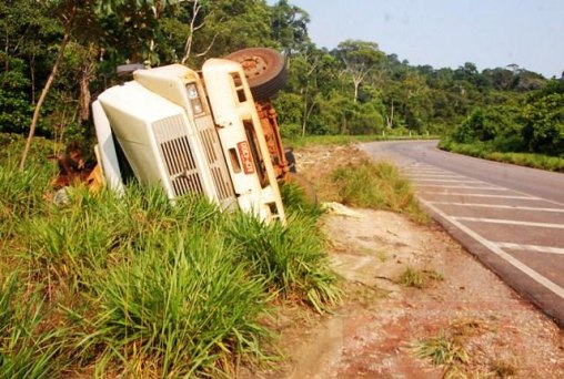 Caminhão capota e motorista escapa da morte em grave acidente