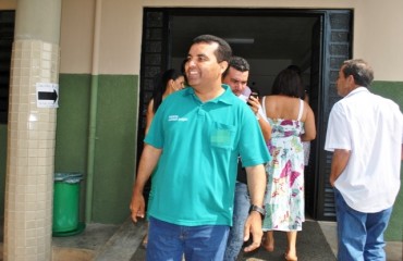 ELEIÇÕES 2012 – Lindomar Garçon vota em escola na zona Norte e está confiante na vitoria