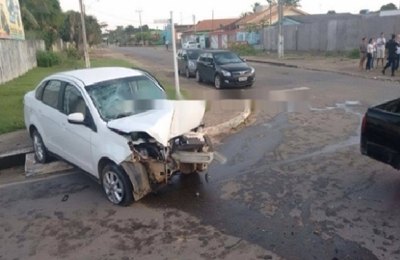 Casal sofre grave acidente de trânsito