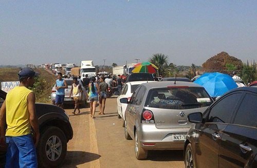 FALTA DE ENERGIA - Moradores de Vista Alegre do Abunã bloqueiam BR 364 - VÍDEO