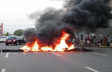 REVOLTA – Moradores ateiam fogo em pneus em protesto pela falta de sinalização em cruzamento no centro da capital - Vídeo e Fotos