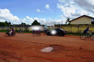 Homem invade sala de aula e rouba aparelho celular 