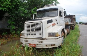 Caminhão abandonado há mais de dois anos é utilizado como motel na zona Norte da capital - Fotos