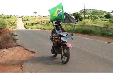 Criatividade: Motociclista inventa engenhoca para se proteger do sol e chuva