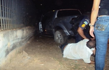 EMBRIAGUEZ - Motorista perde o controle e bate camionete no muro do TRE-RO - Fotos