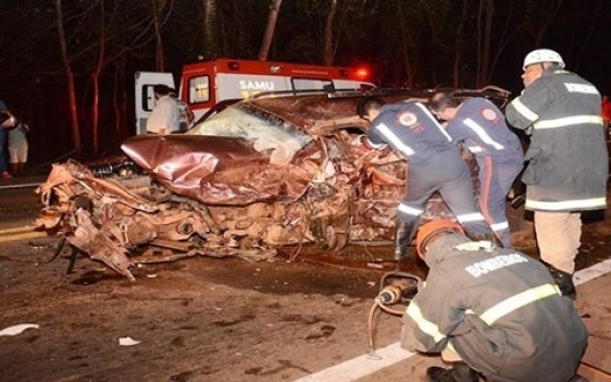 Acidente mata duas crianças, dois motoristas e deixa 5 feridos 