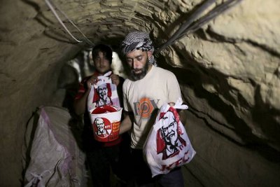 Empresário  faz fama contrabandeando fast-food do Egito para Gaza