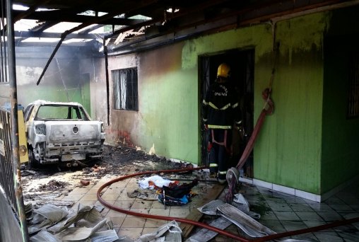 VINGANÇA – Dupla incendeia carro e casa de sargento que atirou em casal