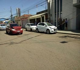 Carro colide em poste de energia elétrica na rua Acre - O que é