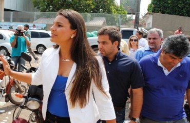 ELEIÇÕES 2012 – Mariana Carvalho vota acompanhada dos pais e acredita que irá para 2º Turno