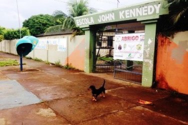 Pais de alunos reclamam da falta de espaço em escola pública com desabrigados - FOTOS e VÍDEO