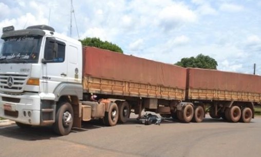 Moto fica embaixo de carreta e condutor sofre escoriações