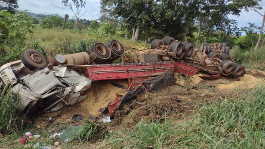 ACIDENTE: Carreta carregada de grãos fica destruída após tombar na 'Curva da Banana'