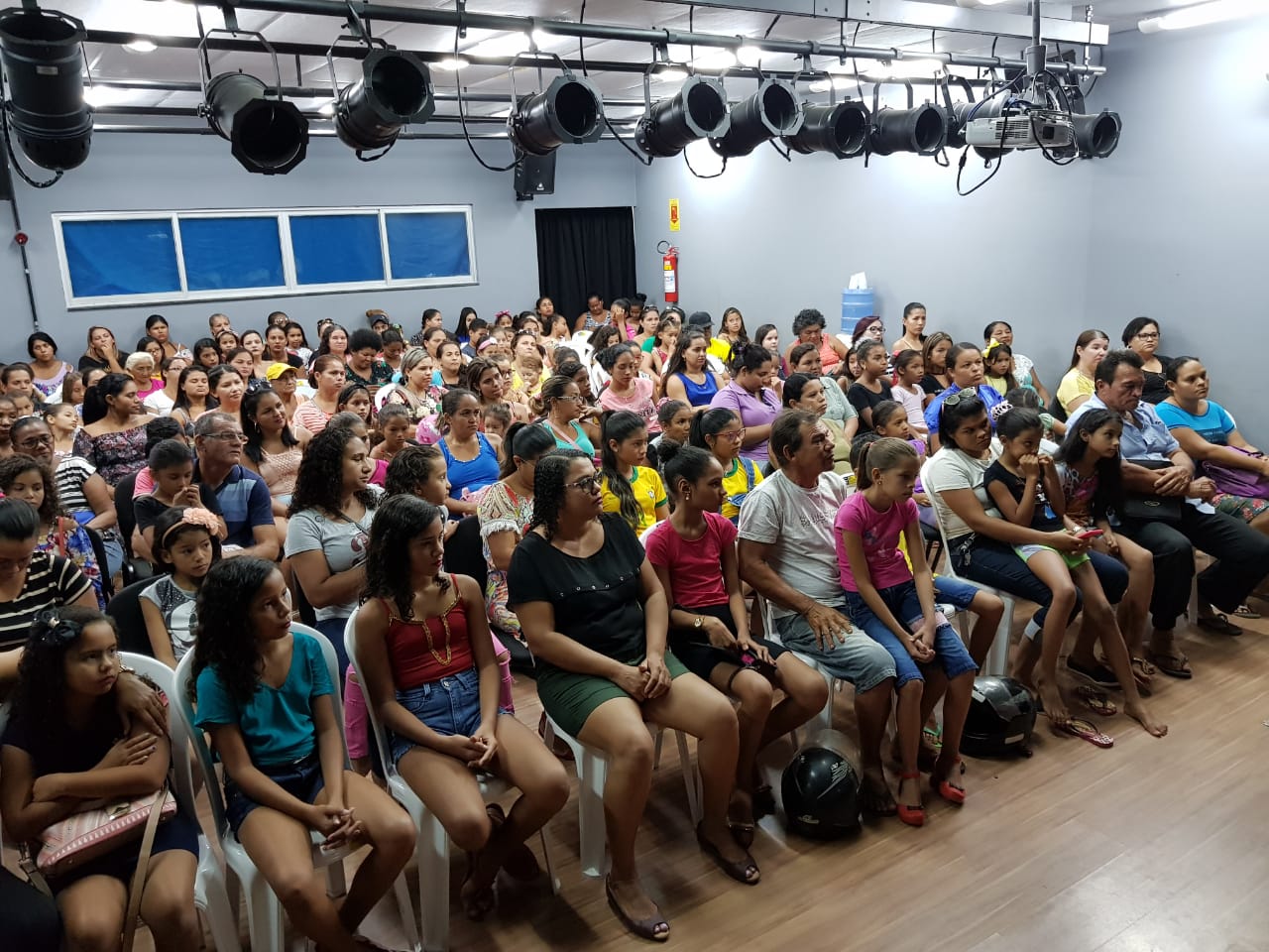 Alunos da Escola de Ballet Funcultural recebem Kits com material de dança