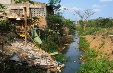 DESESPERO - Falta de água leva moradores da zona Sul da capital a escavar poço próximo a igarapé insalubre - Fotos e vídeo