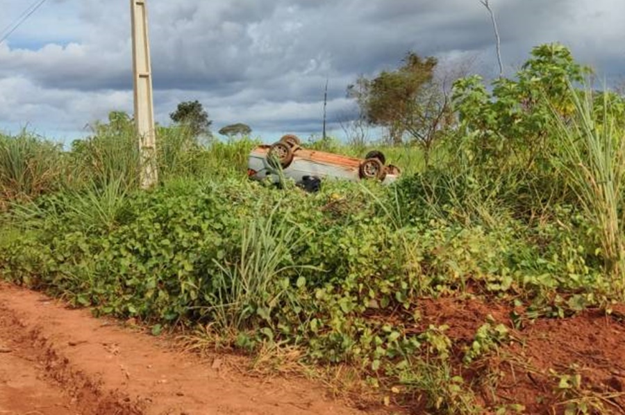 ACIDENTE: Servidora pública capota carro em estrada rural de Vilhena