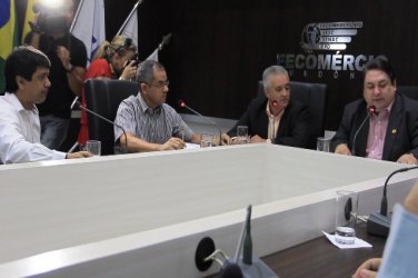 Empresários debatem alternativas para baratear passagens aéreas