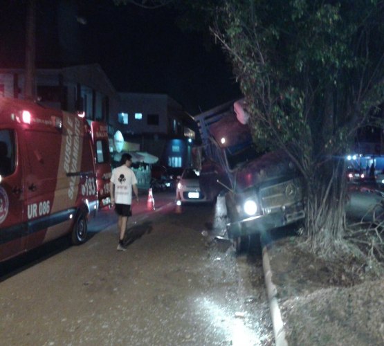 Motorista evita choque com carro e bate em árvore, duas pessoas ficaram feridas