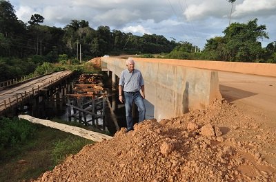 Deputado visita obra da Ponte de Triunfo