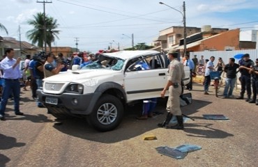 Caminhonete capota no centro de Porto Velho ao avançar preferencial; motorista fica preso nas ferragens