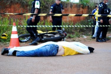 Mototaxista morre ao se chocar com caminhão na Estrada da Penal