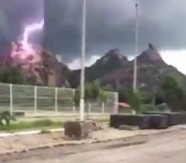 Vídeo impressionante flagra explosão causada por raio 