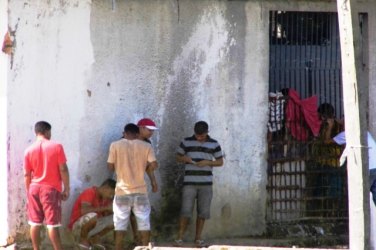 PLENA LUZ DO DIA - Apenados são flagrados vendendo e consumindo drogas no Ênio Pinheiro - VÍDEO