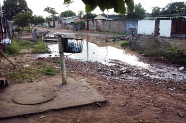 CENA DA CIDADE – Comunidade entra em desespero com rua destruída na zona Leste