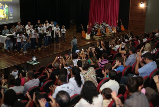 Aula inaugural da Escola de Música da Polícia Militar lota Teatro 